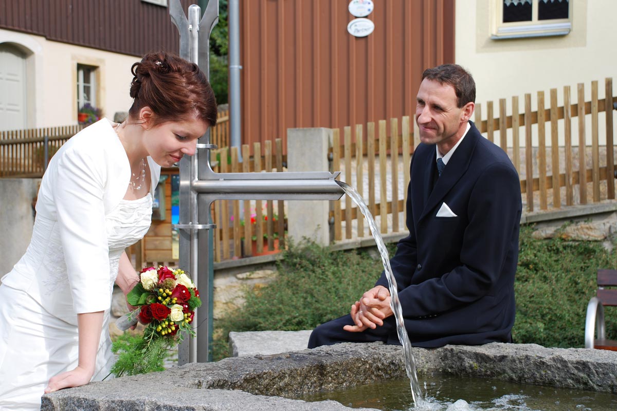 Hochzeitspaar am Brunnen